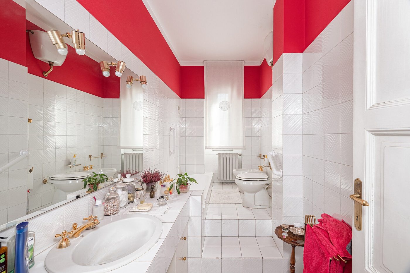 Bagno con piastrelle rosse e vasca, prima