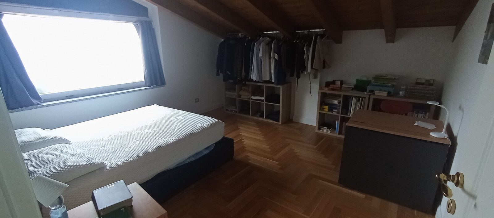 Camera da letto prima: mansarda vuota con luce fredda