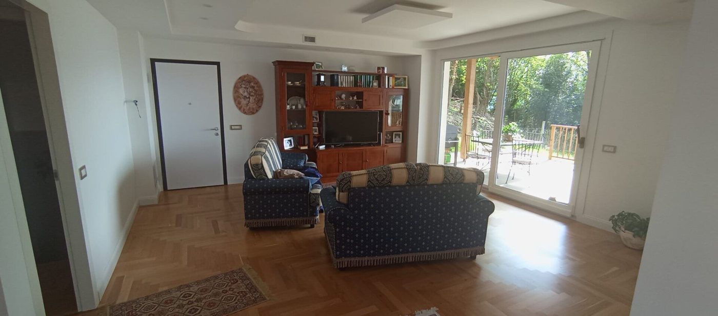 Sala vuota con mobile antico, prima